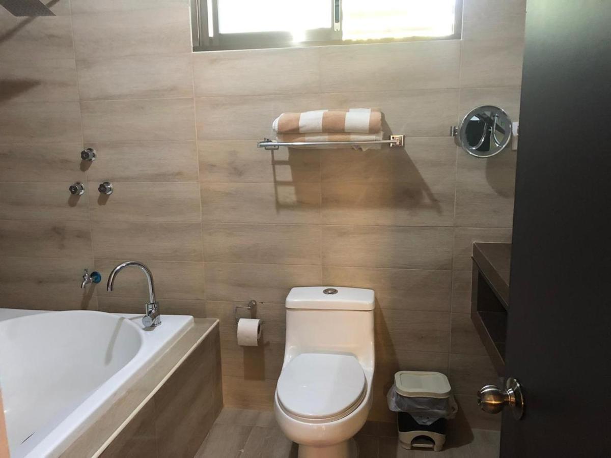 Casa Lili 2: Luxurious/Amplio/Hot Water/Economic/Wifi/Tv Apartment Valladolid  Bagian luar foto